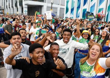 Marcha para Jesus reúne milhares de fiéis no centro do Rio de Janeiro