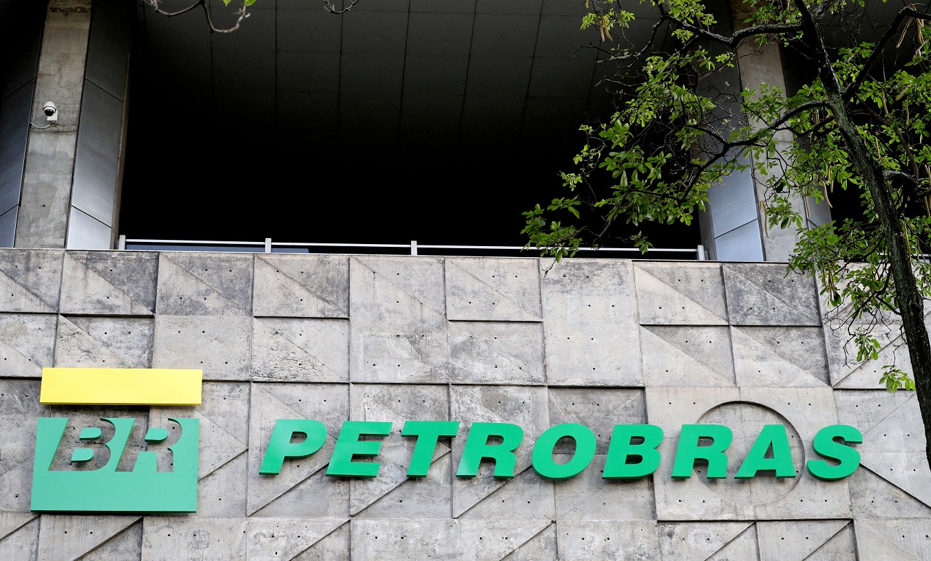 2024-04-25T175707Z_1_LYNXNPEK3O0VP_RTROPTP_4_PETROBRAS-SHIPS.jpg