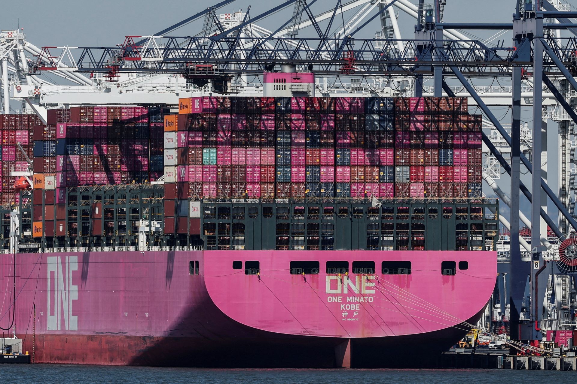 2025-04-18T001648Z_1_LYNXMPEL3H007_RTROPTP_4_EUA-NAVIOS-PORTOS-TAXAS_red.jpg