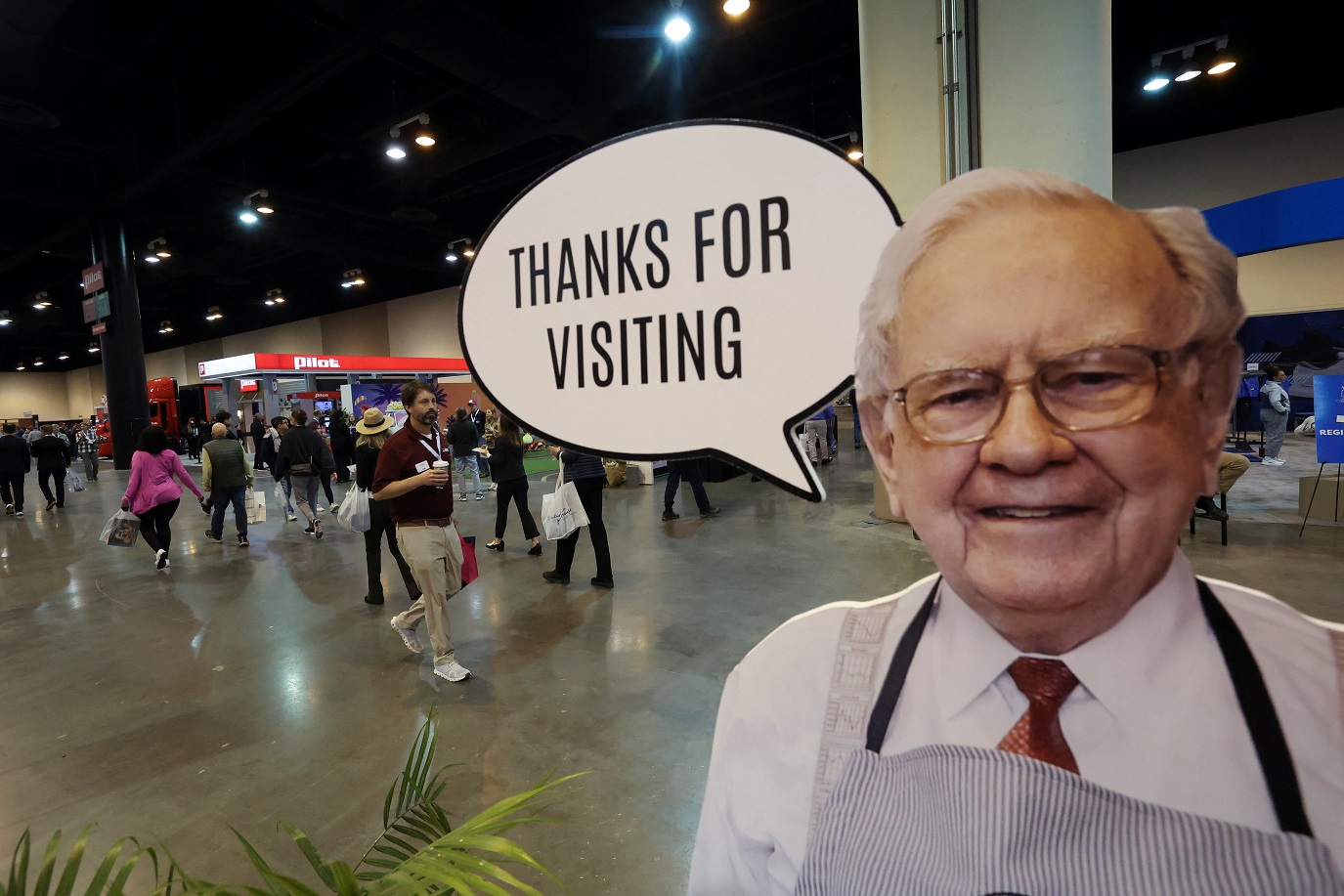 2025-05-03T141204Z_1137934976_RC2DAEAR0BAK_RTRMADP_3_BERKSHIRE-BUFFETT.jpg