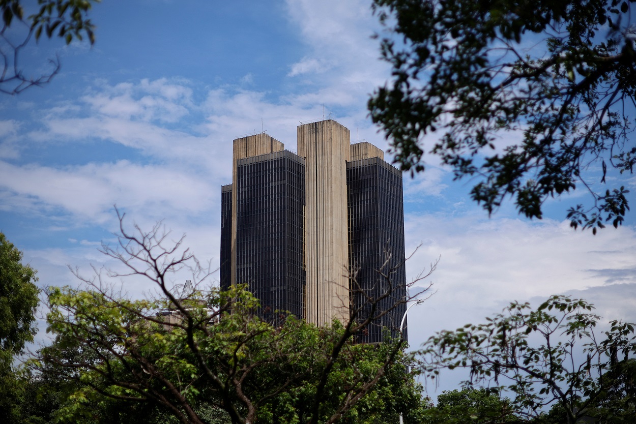 2025-05-12T215347Z_1_LYNXMPEL4B0XB_RTROPTP_4_BRAZIL-ECONOMY.jpg