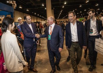 Buffett deixa para seu sucessor uma montanha de dinheiro — e muitas questões