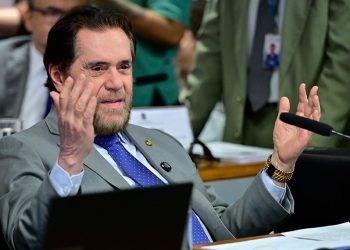 quem é o senador que iniciou briga com ministra