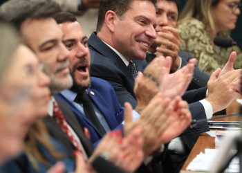 CCJ da Câmara aprova suspensão da ação contra Bolsonaro e Ramagem