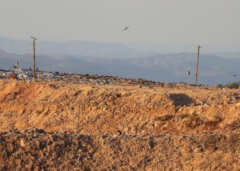 Após interdição, ato pede fechamento de lixão perto de Brasília