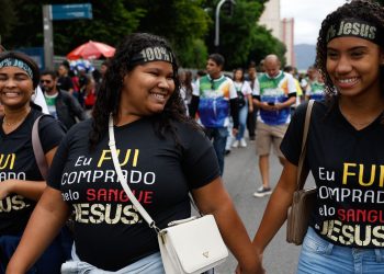 Jovens e mulheres puxam aumento de evangélicos no país, revela IBGE