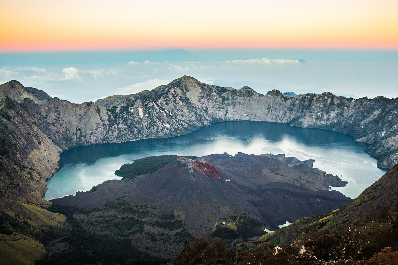 1620px-Mount_Rinjani_20097616551.jpg