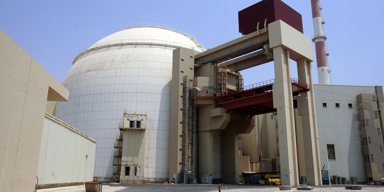 2010-08-2gm1e68l1j2301_rtrmadp_3_iran-nuclear-bushehr.jpg