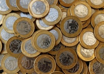 Taxas dos DIs cedem após dados fracos dos EUA, mas temor fiscal segura movimento