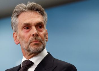 premiê vai renunciar, mas continuará em cargo interino