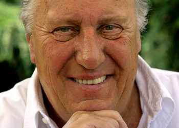 Frederick Forsyth, mestre do thriller geopolítico, morre aos 86 anos