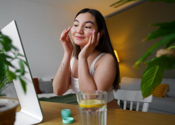 Rotinas de beleza no TikTok expõem adolescentes a ingredientes nocivos, diz estudo