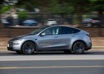 Ações da Tesla têm maior alta em dois meses após lançamento de serviço de robotáxi