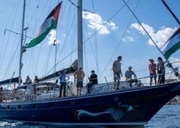Ativista brasileiro detido em barco com ajuda humanitária para Gaza chega ao Brasil