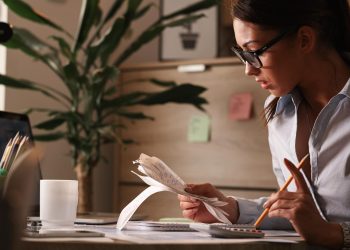 Como investir em ações, renda fixa e fundos com juros em 15% ao ano?