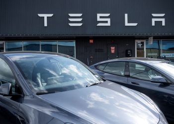 Após quase uma década de expectativas, Tesla finalmente lança seus robotáxis