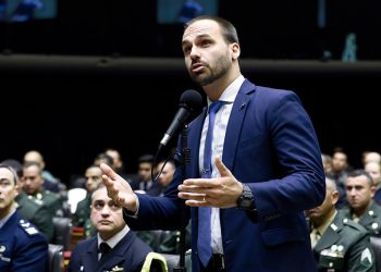 Sem data de retorno, candidatura de Eduardo é incerta e movimenta articulações