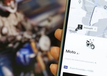 Tarcísio sanciona lei para regulamentar serviço de mototáxi em SP