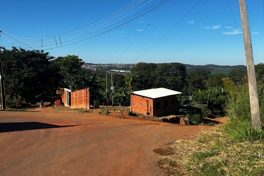 ocupacao-ilegal-de-area-publica-em-anapolis-causa-temor-entre-moradores3A-familia-de-criminoso-envolvida