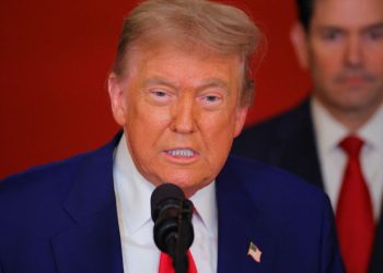 Trump assina tarifa de 50% e considera Brasil ameaça aos EUA