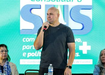 Professora deixa conferência após ser impedida de usar pronome neutro