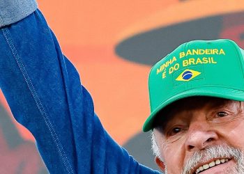 Lula chama Trump “para conversar” e reafirma que Brasil tenta negociar