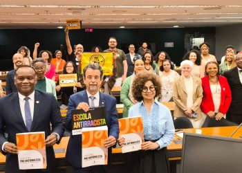 Chega ao Congresso caderno de propostas para educação antirracista