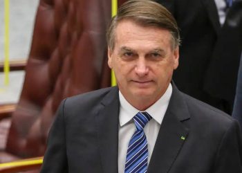 Moraes proíbe Jair Bolsonaro de se comunicar com 177 pessoas; veja a lista