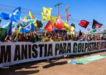 Em ato pró-soberania, manifestantes queimam bandeira e boneco de Trump