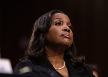 Quem é Lisa Cook, a diretora do Fed que Trump tenta demitir?