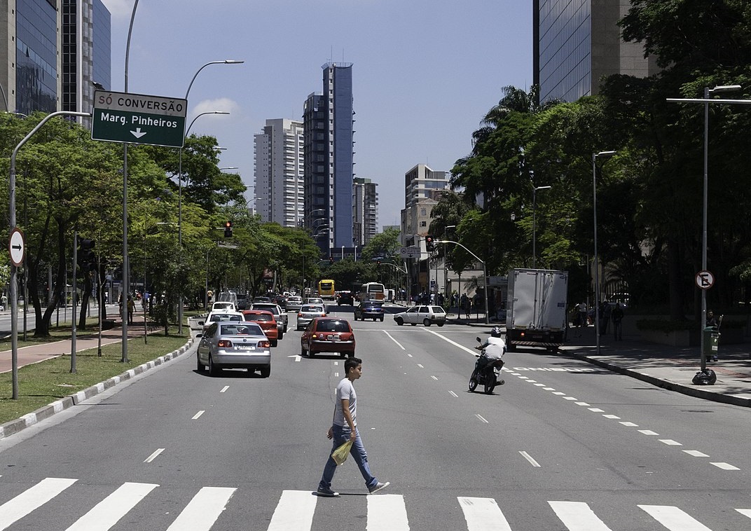Avenida_Faria_Lima_cruce_de_peatones.jpg
