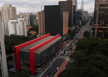 Economia brasileira deve sentir impacto, mas suportar tarifas de 50% de Trump