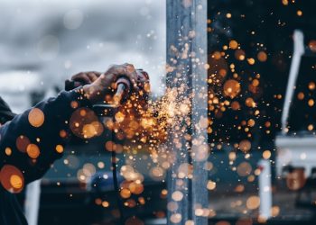 Ações de construtoras sobem até 246% após cortes na Selic; alta se repetirá em 2026?