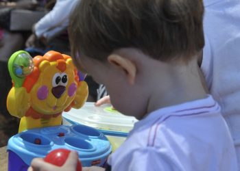 Criança morre após tumor ser confundido com cansaço por atividades extracurriculares