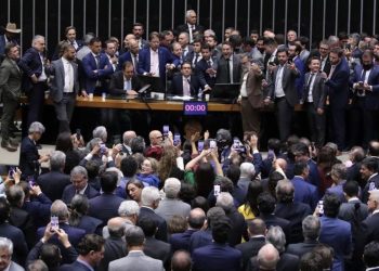 Para juristas, motim da oposição quebra decoro e sugere prevaricação