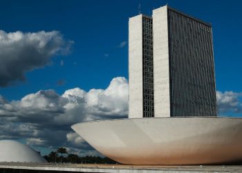 Câmara pauta projeto que regula redes sociais para crianças