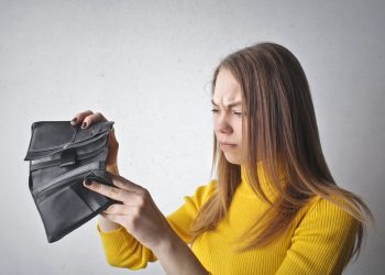 Jovens renegociaram 1,5 milhão de dívidas neste ano; veja como evitar armadilhas