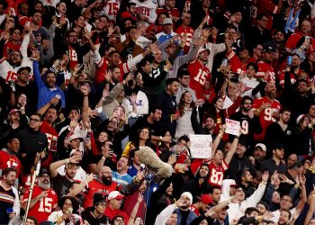 Jogo da NFL em São Paulo confirma sucesso da modalidade no Brasil com estádio lotado