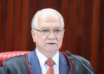 Fachin assume presidência do STF e sinaliza contenção da Corte