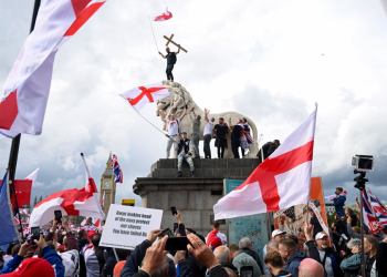 Protesto contra imigração reúne mais de 100 mil manifestantes em Londres