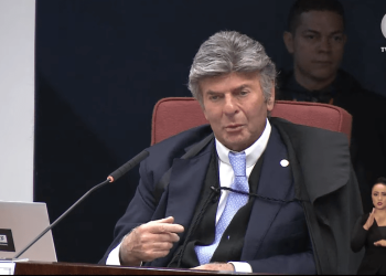ministro abre divergência e questiona se STF deve julgar trama golpista