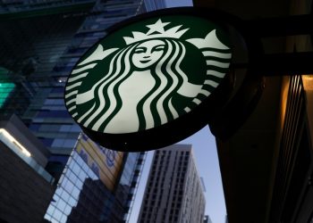 Starbucks fechará centenas de lojas e demitirá 900 funcionários nos EUA e no Canadá