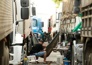 Jornada exaustiva e solidão afetam saúde mental de caminhoneiros