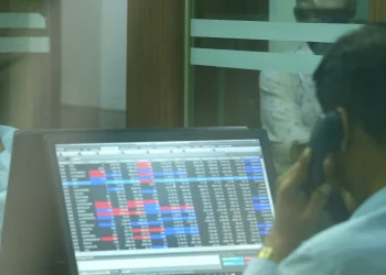 Futuros dos EUA sobem em meio a impasse sobre shutdown e expectativa por balanços