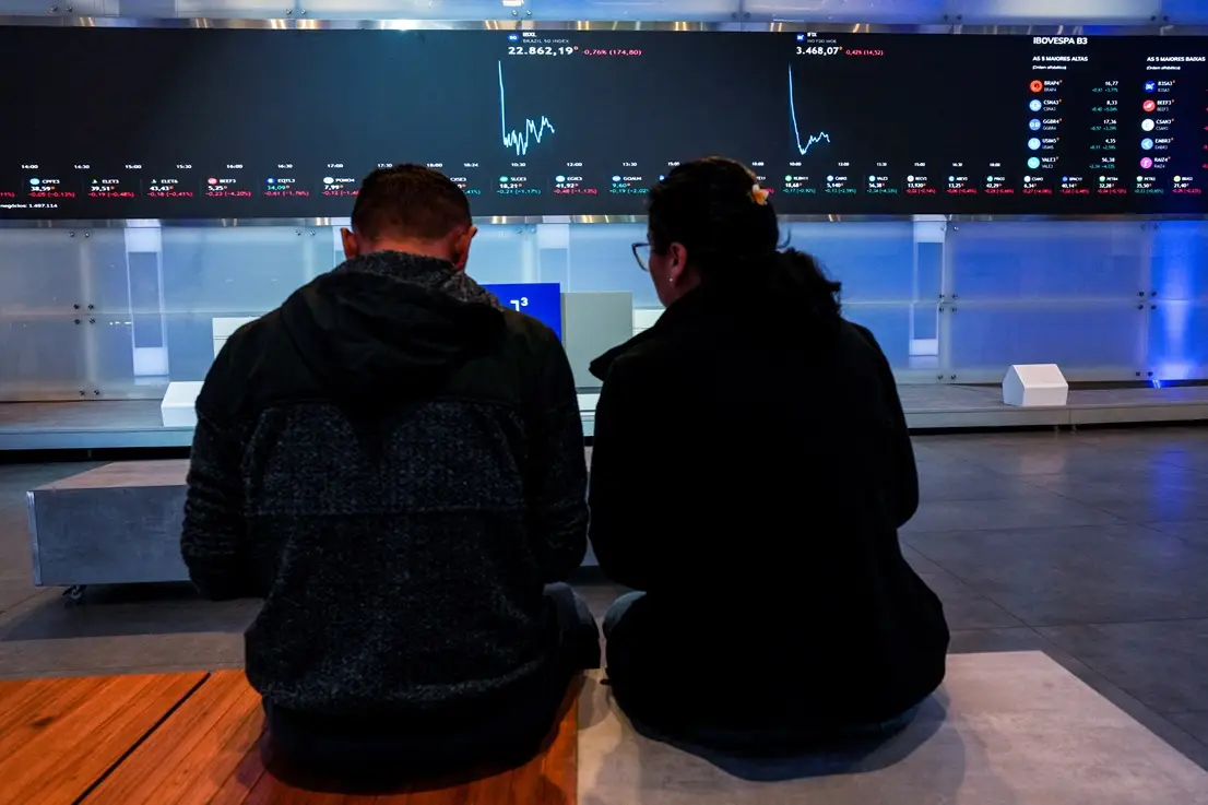 2025-10-03T200609Z_1_LYNXNPEL920V1_RTROPTP_4_BOVESPA-FECHA.jpg