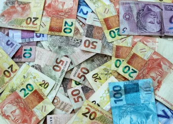 Com dificuldade de fechar as contas, governo vai manter meta fiscal de 2026?