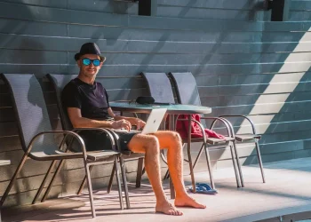 O trabalho atrapalha a vida? Saiba como ser mais relaxado e produtivo ao mesmo tempo