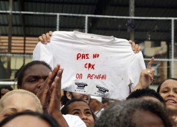 Moradores fazem protesto no Rio após megaoperação com 121 mortos