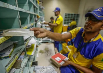 Correios vivem corrida contra o tempo para levantar R$ 10 bi e podem demitir 10 mil