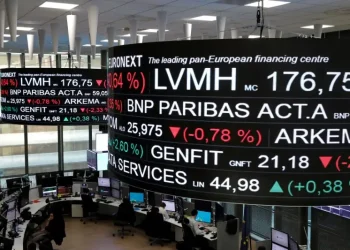 Correção atinge Ibovespa, Nasdaq e S&P; Bitcoin abaixo de US$ 100 mil